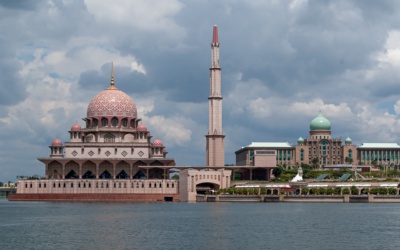 Wisata Sehari ke Putrajaya: Masjid, Danau, dan Taman