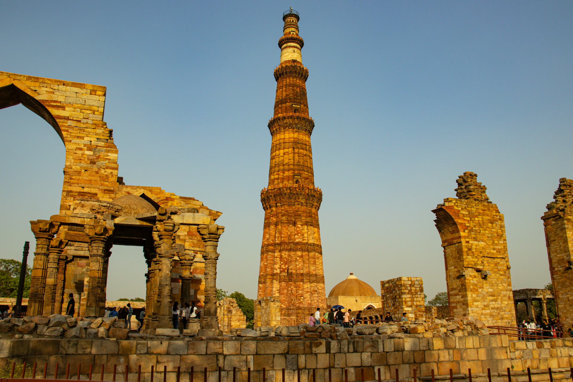दिल्ली का कुतुब मीनार: स्मारक, इतिहास और यात्रा योजना