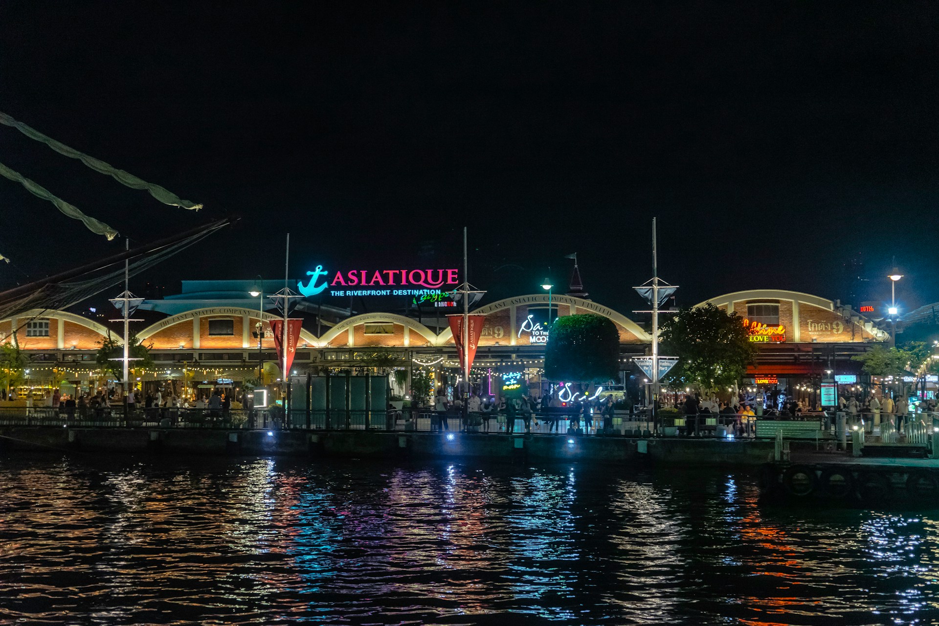 Asiatique 河濱碼頭夜市：曼谷河畔的購物天堂