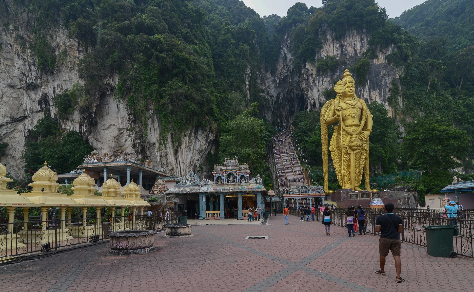 Batu-Höhlen in Selangor: Tempelhöhle, Stufen und Zug