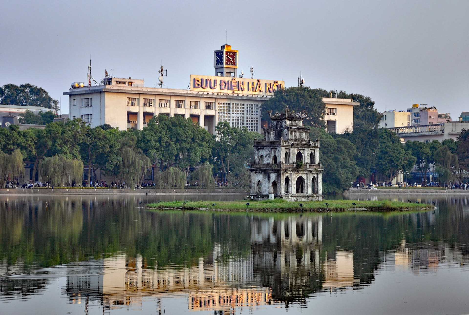 हनोई की होआन किएम झील और नगोक सोन मंदिर