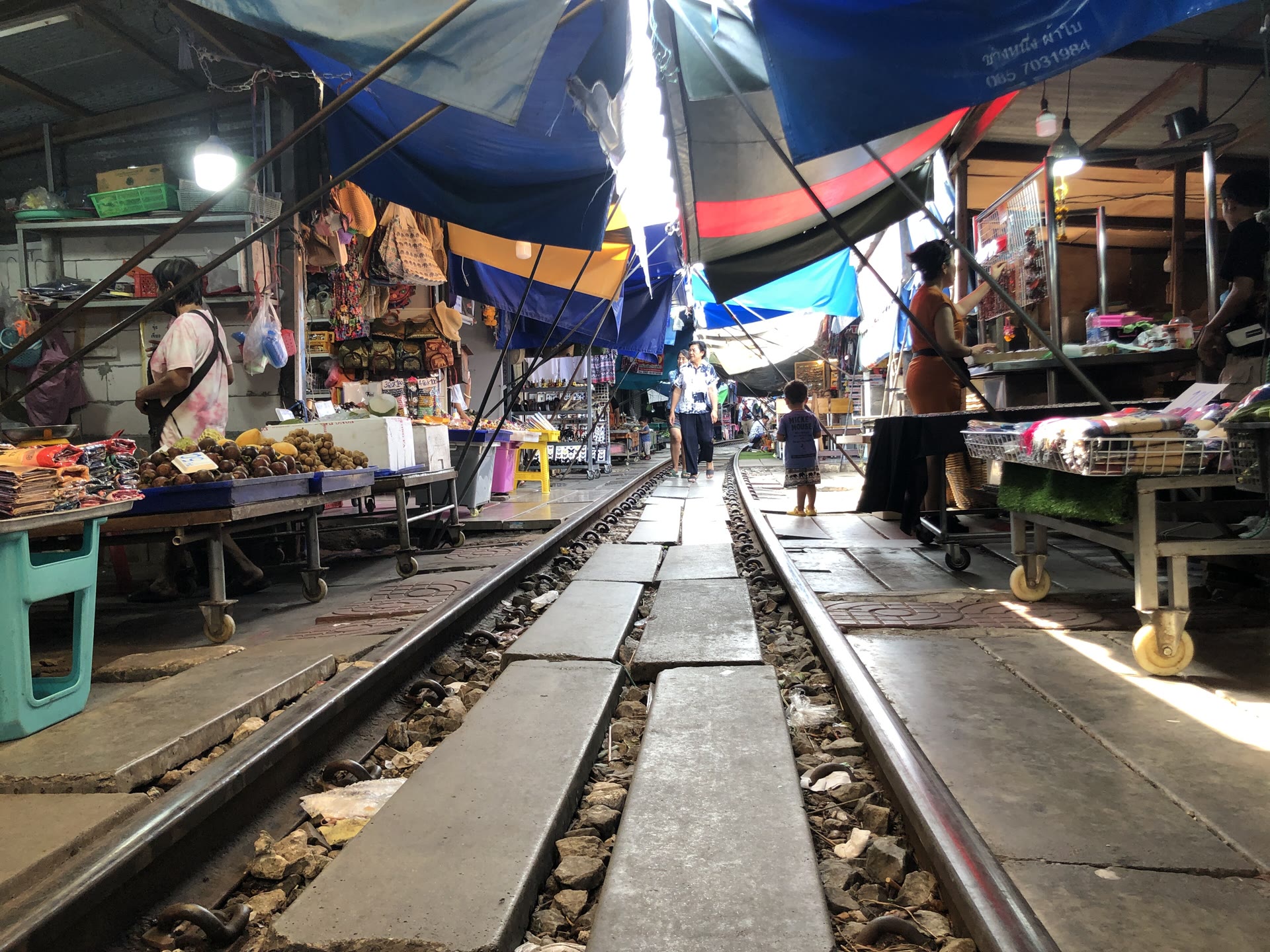 मैक्लोंग रेलवे मार्केट: यात्रा और पहुँच गाइड