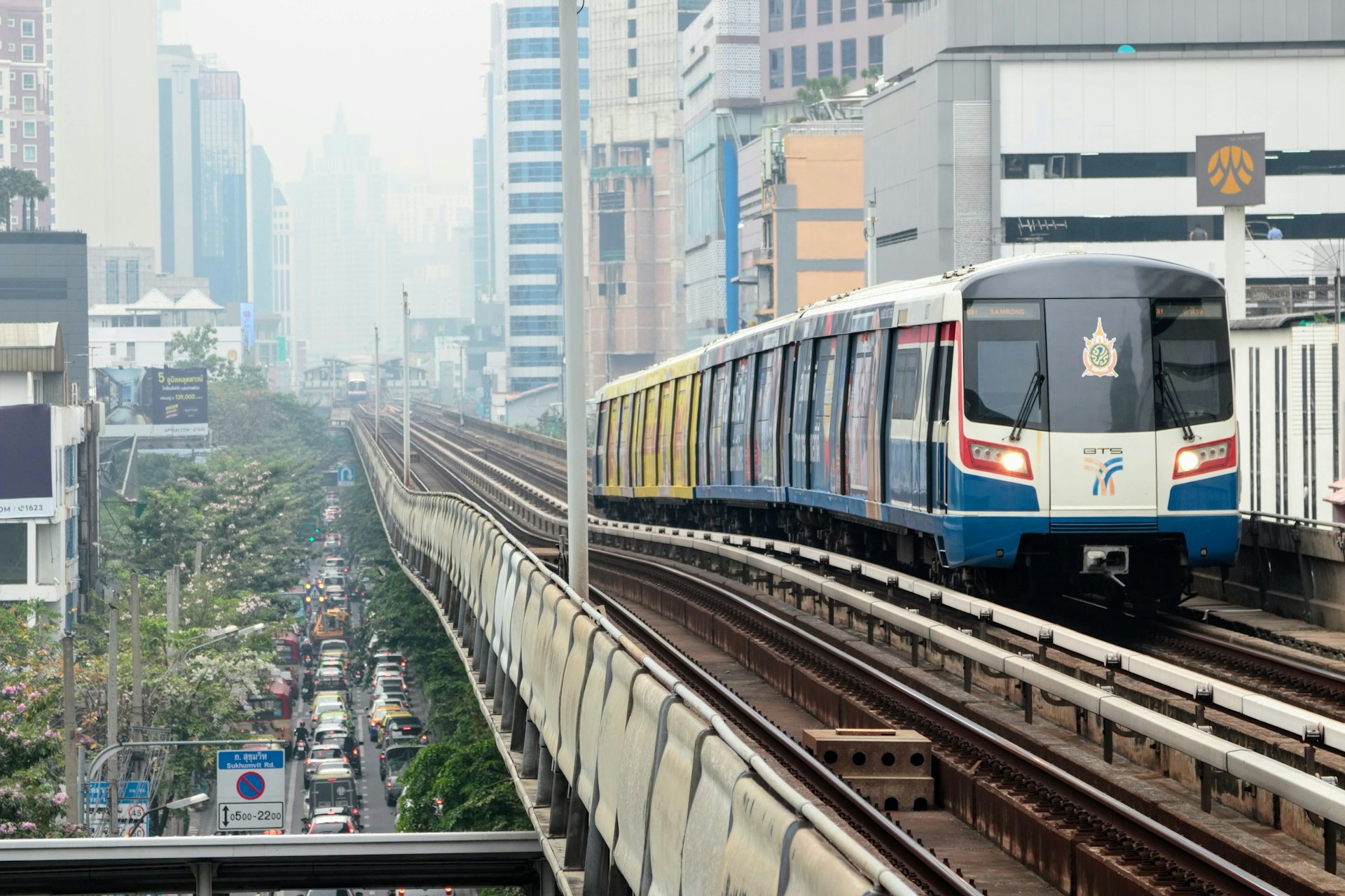 Le BTS Skytrain de Bangkok : Le Guide Complet pour se Déplacer en Métro Aérien