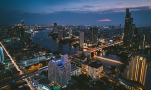美功铁路市场:火车穿梭泰国集市