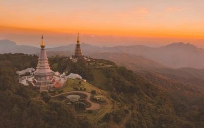Taman Nasional Doi Inthanon: Puncak Tertinggi Thailand, Air Terjun, dan Pendakian Hutan Awan