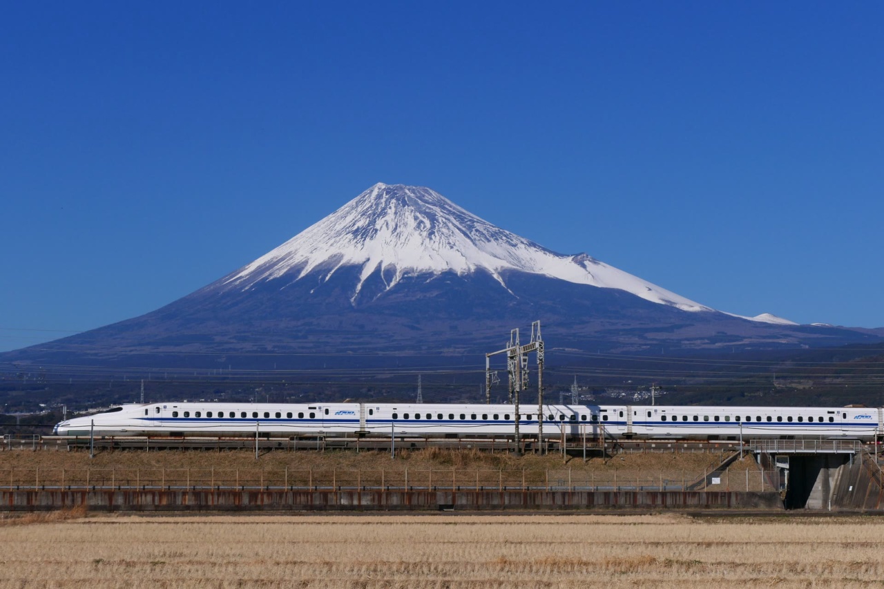 Kereta Shinkansen di jalur Tokaido dengan Gunung Fuji di belakangnya