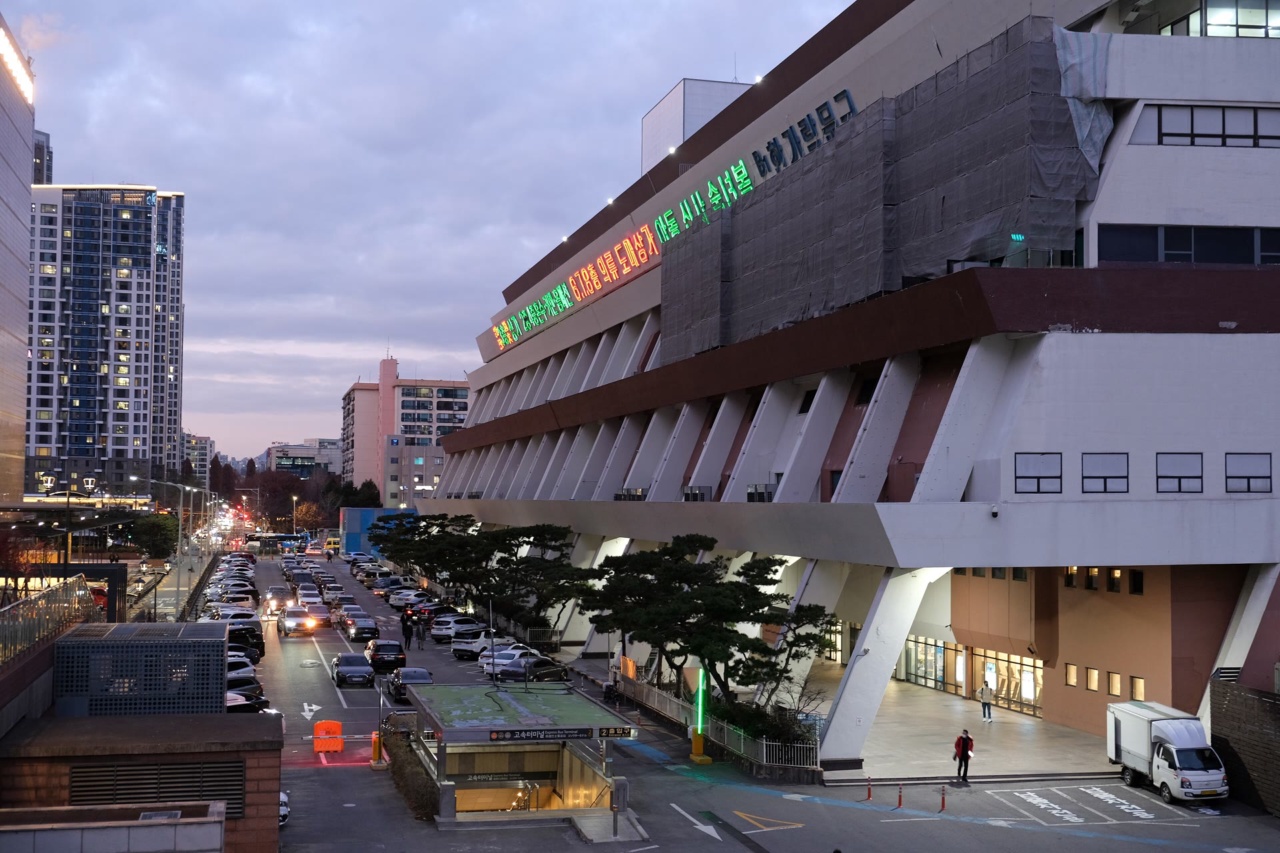 夕暮れのソウル高速バスターミナル