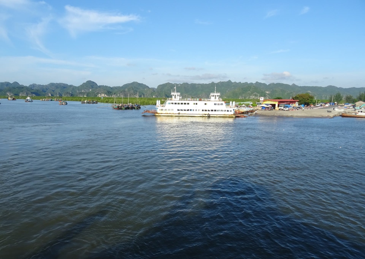Sebuah feri di dekat pantai Pulau Cat Ba