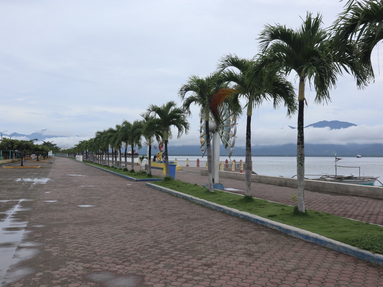 La promenade Baywalk bordée de palmiers