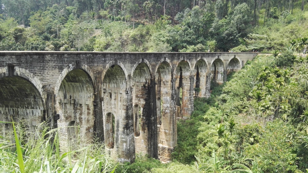 Kereta api melintasi Jambatan Nine Arches berhampiran Ella