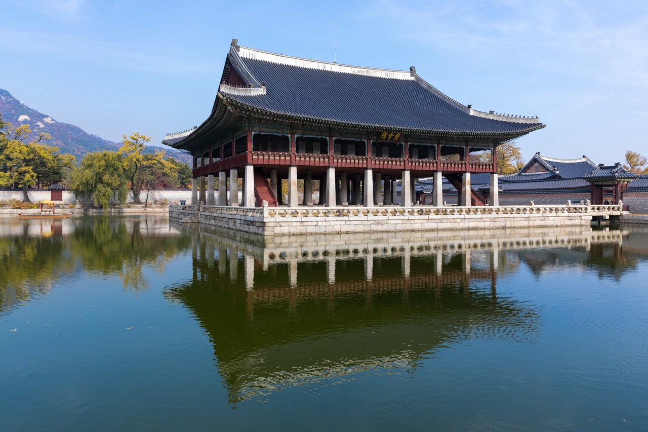 서울 경복궁의 연못가에 있는 누각
