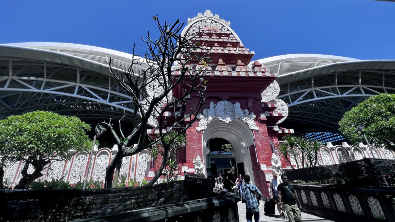 I Gusti Ngurah Rai International Airportにあるバリ様式の門