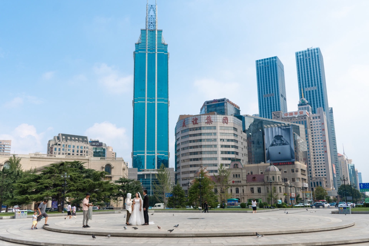 Dataran Zhongshan di Dalian dengan bangunan bersejarah dan bangunan tinggi