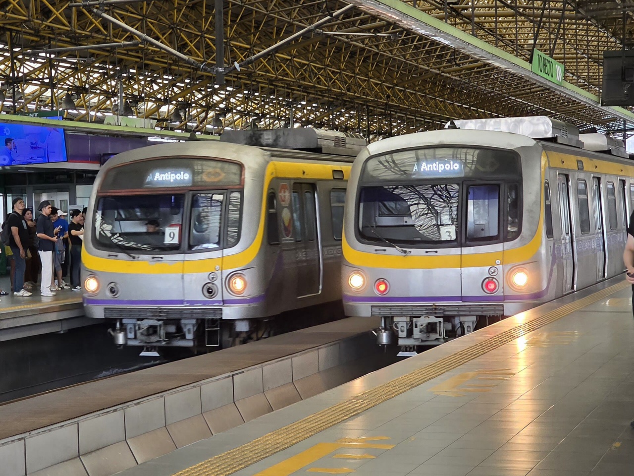 Zwei Züge der LRT-2 am Bahnsteig der Station Araneta Center-Cubao