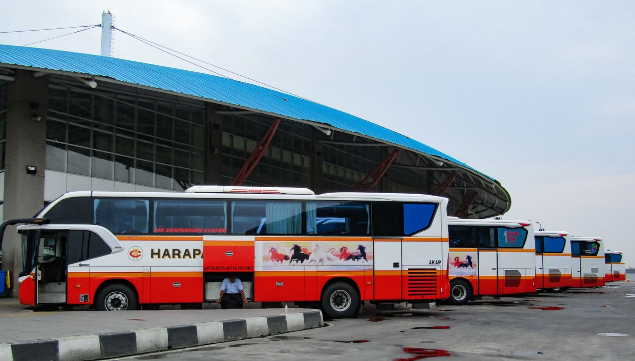Bus Harapan Jaya di Terminal Pulogebang, Jakarta