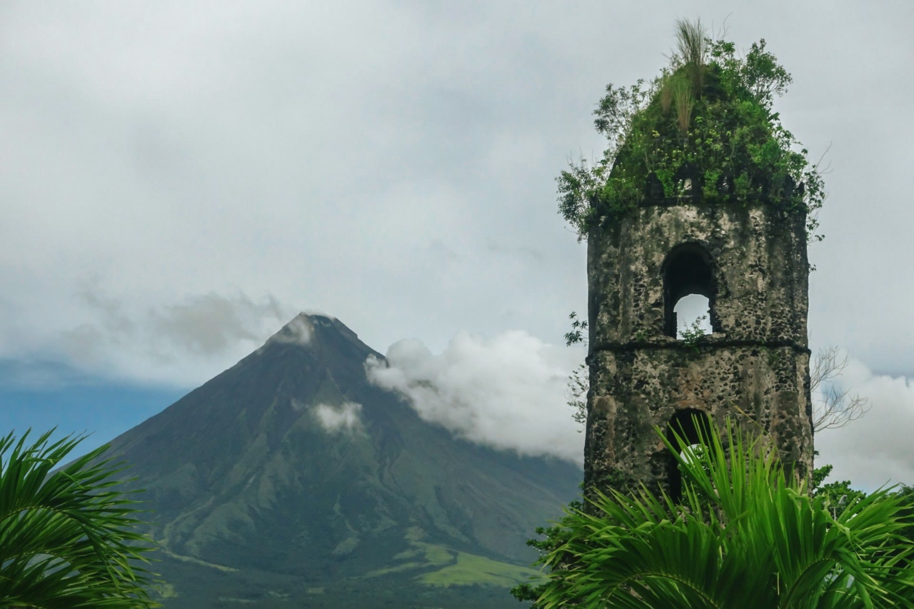 Le clocher conservé des ruines de Cagsawa, avec le Mayon derrière