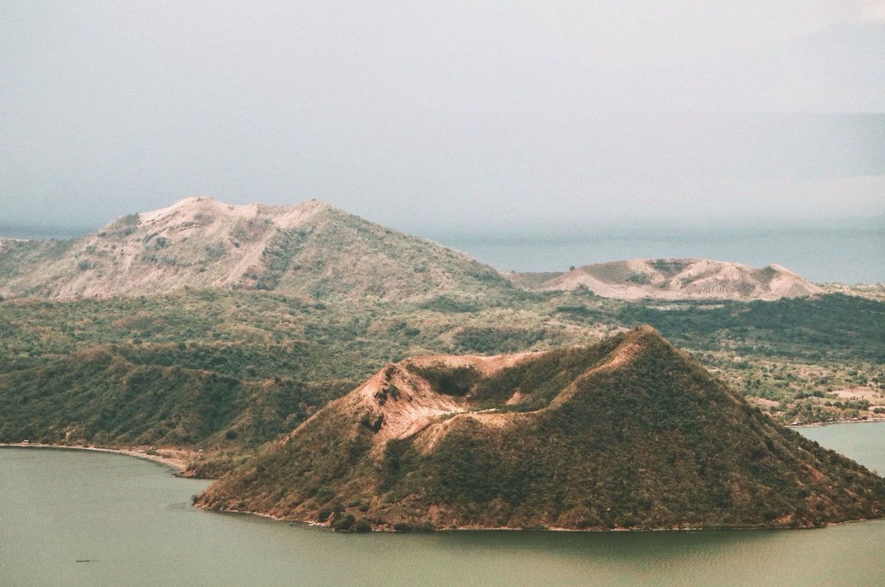 L'île volcanique au milieu du lac Taal, vue du ciel