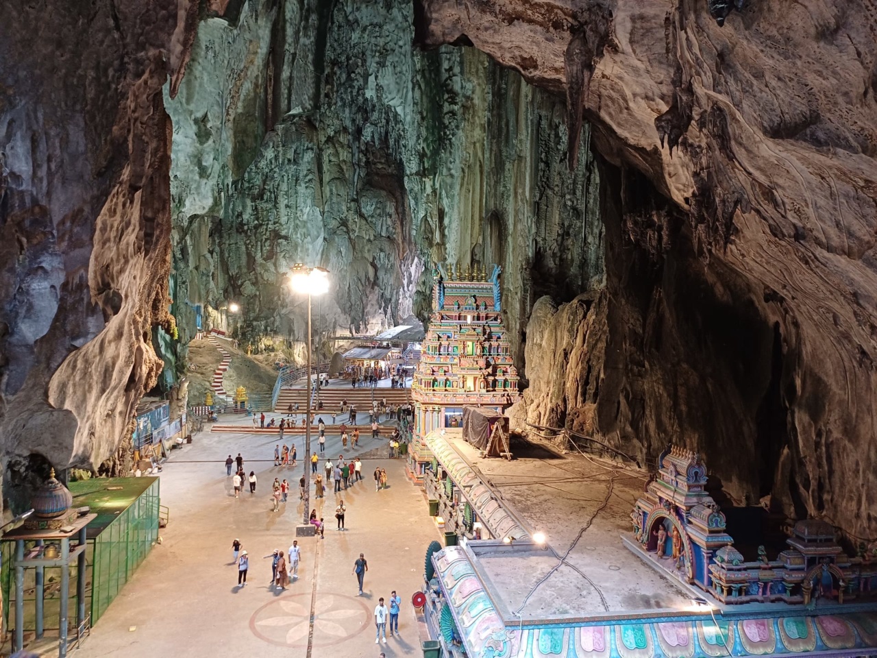 Im Inneren der Tempelhöhle der Batu-Höhlen mit einem Schrein unter der hohen Höhlendecke