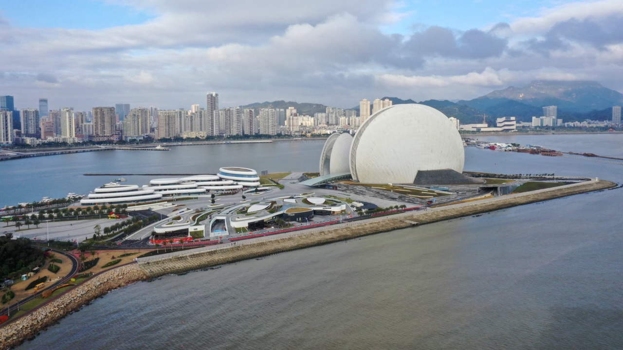 Gedung Opera Zhuhai dengan bangunan berbentuk kerang di atas pulau