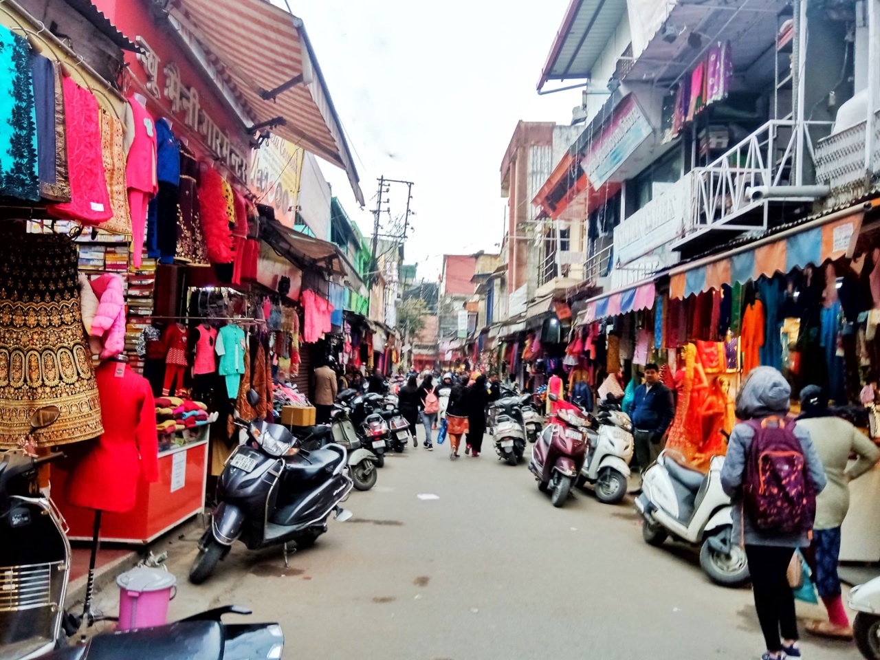 Toko-toko di Paltan Bazaar