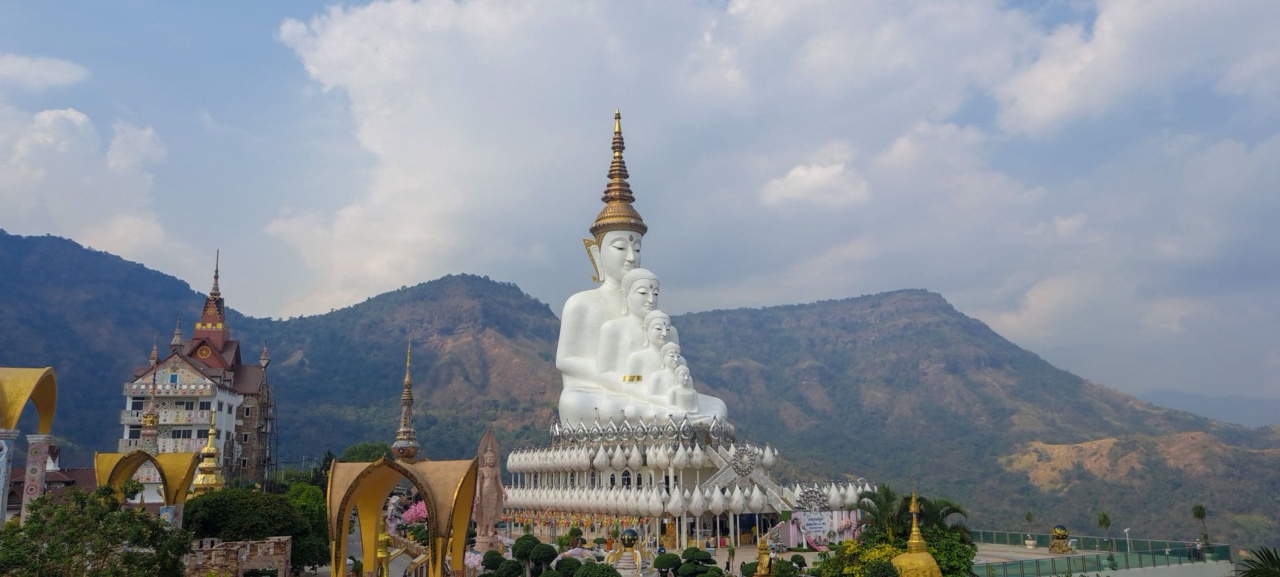 Wat Phra That Pha Son Kaew in front of a mountain landscape