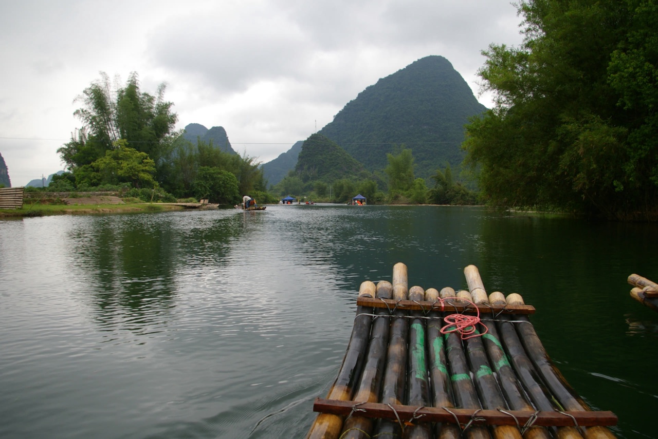 Rakit buluh di Sungai Yulong