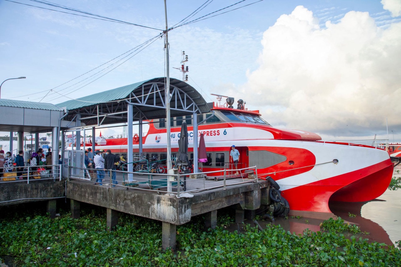 เรือเฟอร์รี่สีแดง Phu Quoc Express ที่ท่าเทียบเรือ