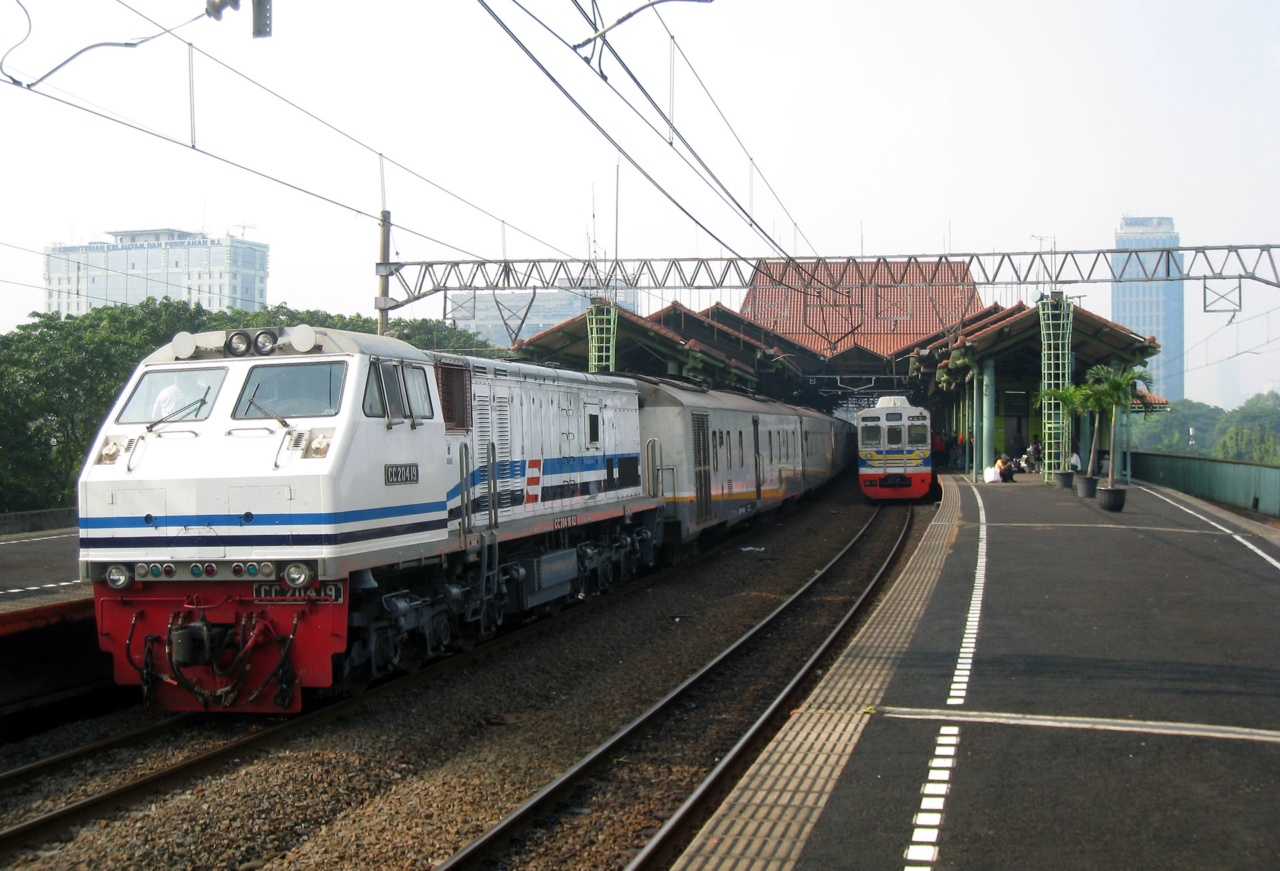 Ein Argo-Zug der KAI im Bahnhof Jakarta Gambir