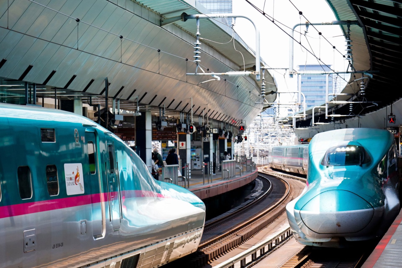 東京站月臺上的新幹線列車