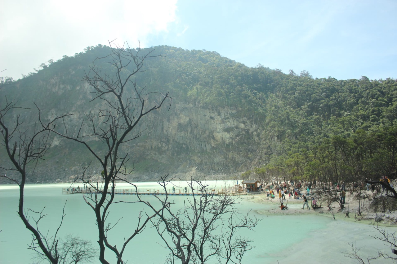 Le lac de cratère Kawah Putih dans la région de Ciwidey