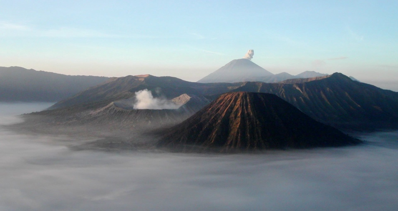 Gunung Bromo ketika matahari terbit