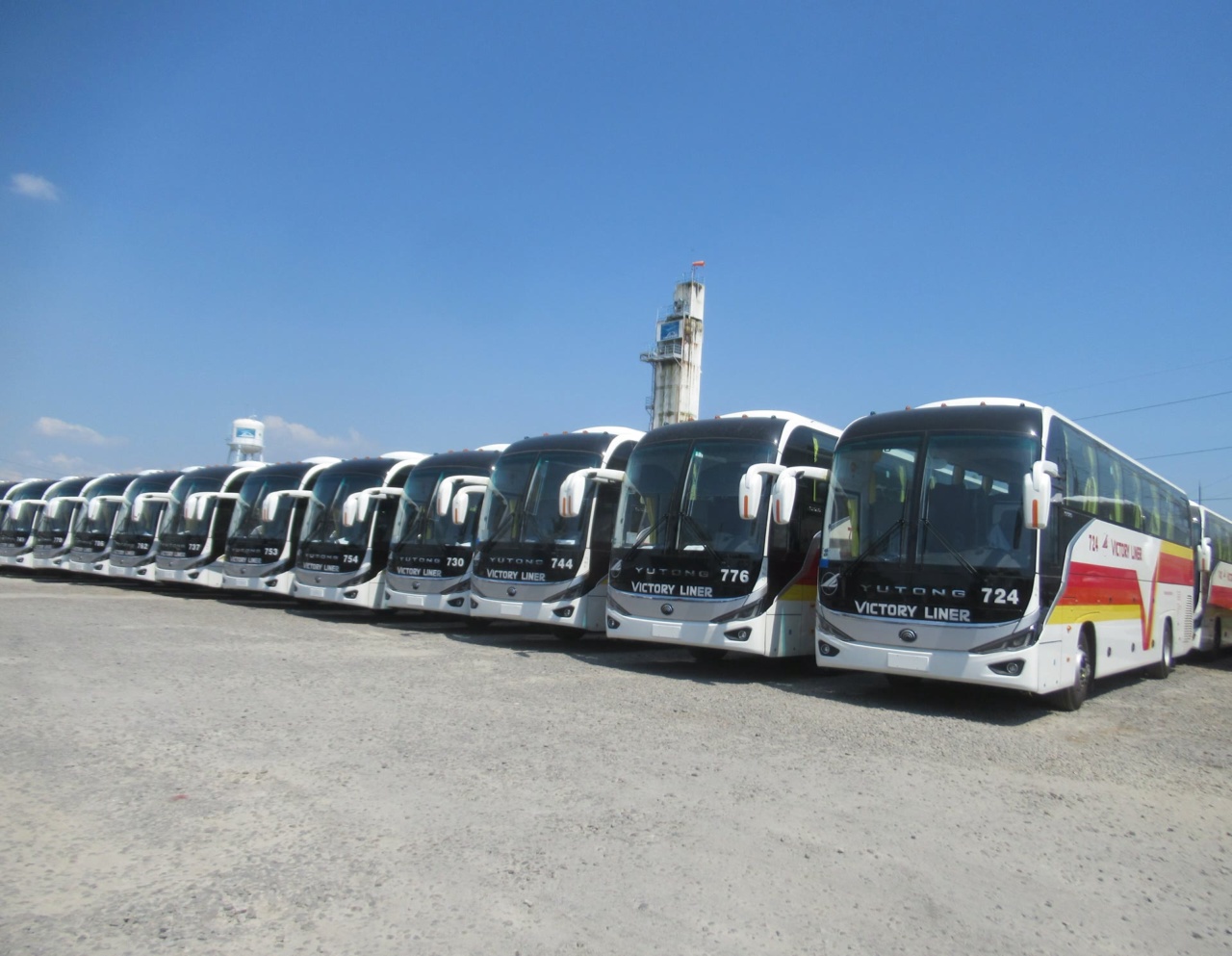 कतार में खड़ी Victory Liner की बसें