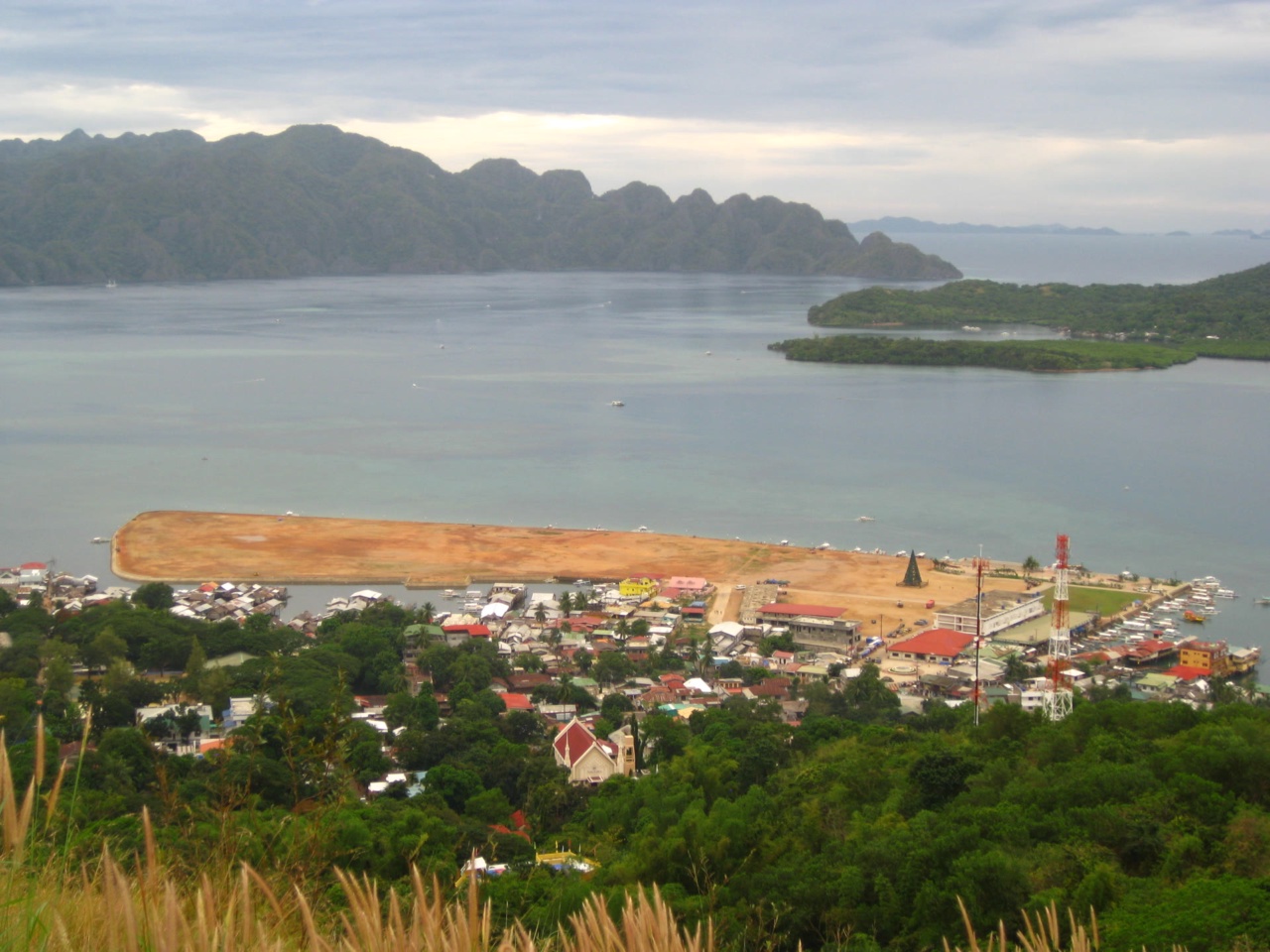 Vue depuis le mont Tapyas sur la ville de Coron et la baie
