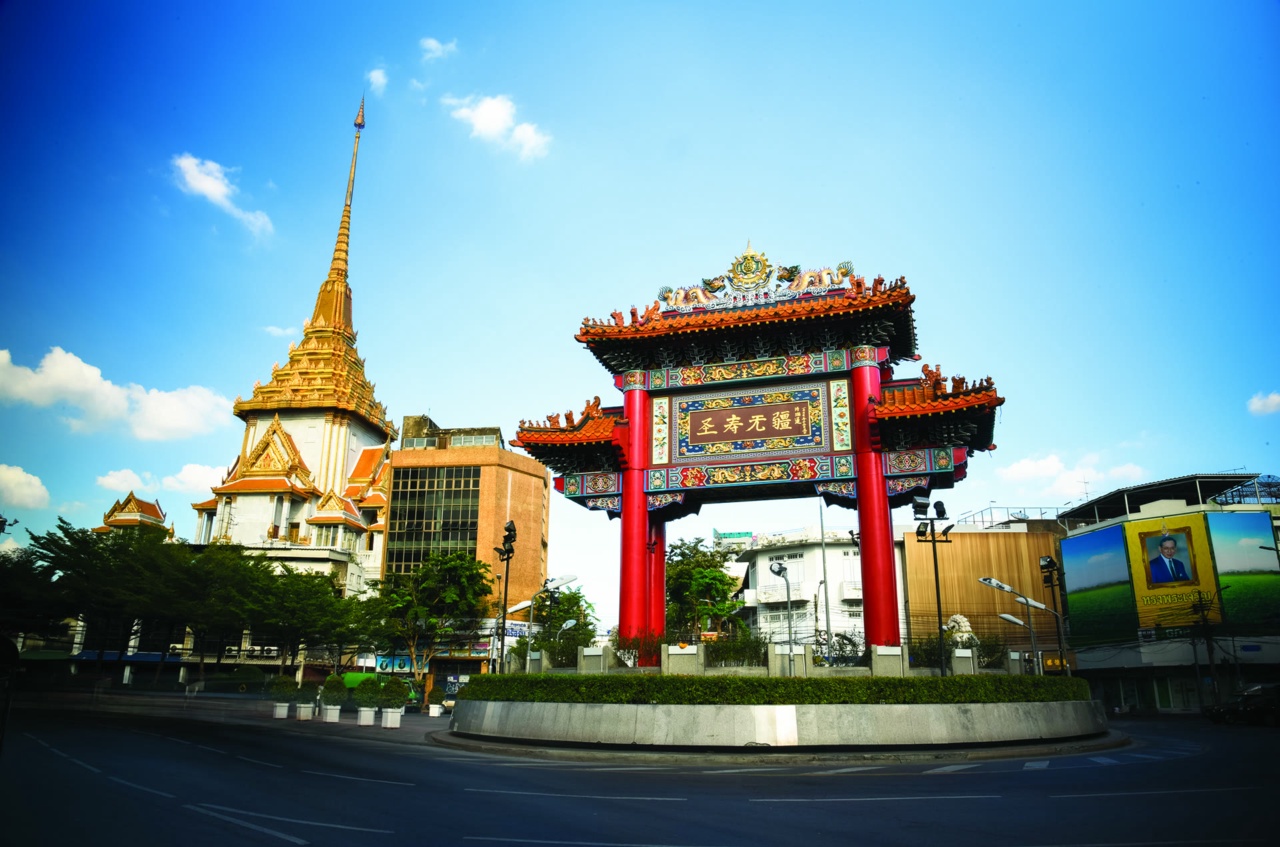 Das Chinatown-Tor mit einer goldenen Spitze im Hintergrund