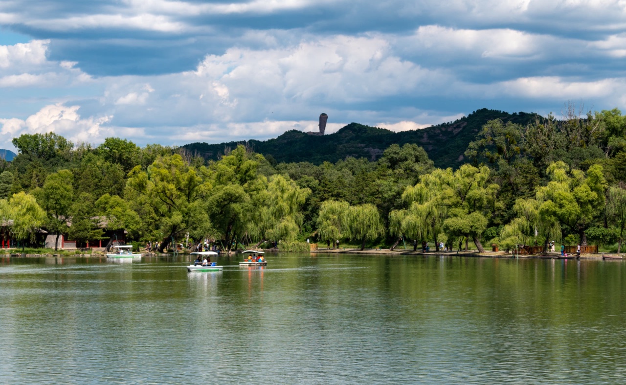 Danau di Resor Gunung Chengde dengan perahu wisata dan perbukitan berhutan