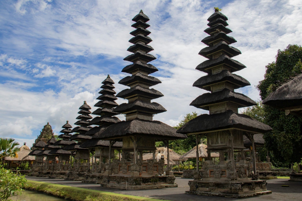 Mehrstufige Meru-Schreine im Wassertempel Pura Taman Ayun