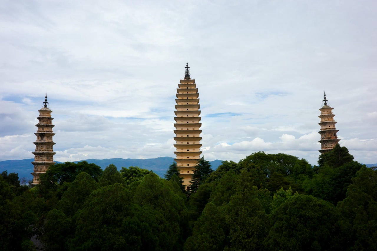 Tiga Pagoda Kuil Chongsheng menjulang di atas pokok di Dali