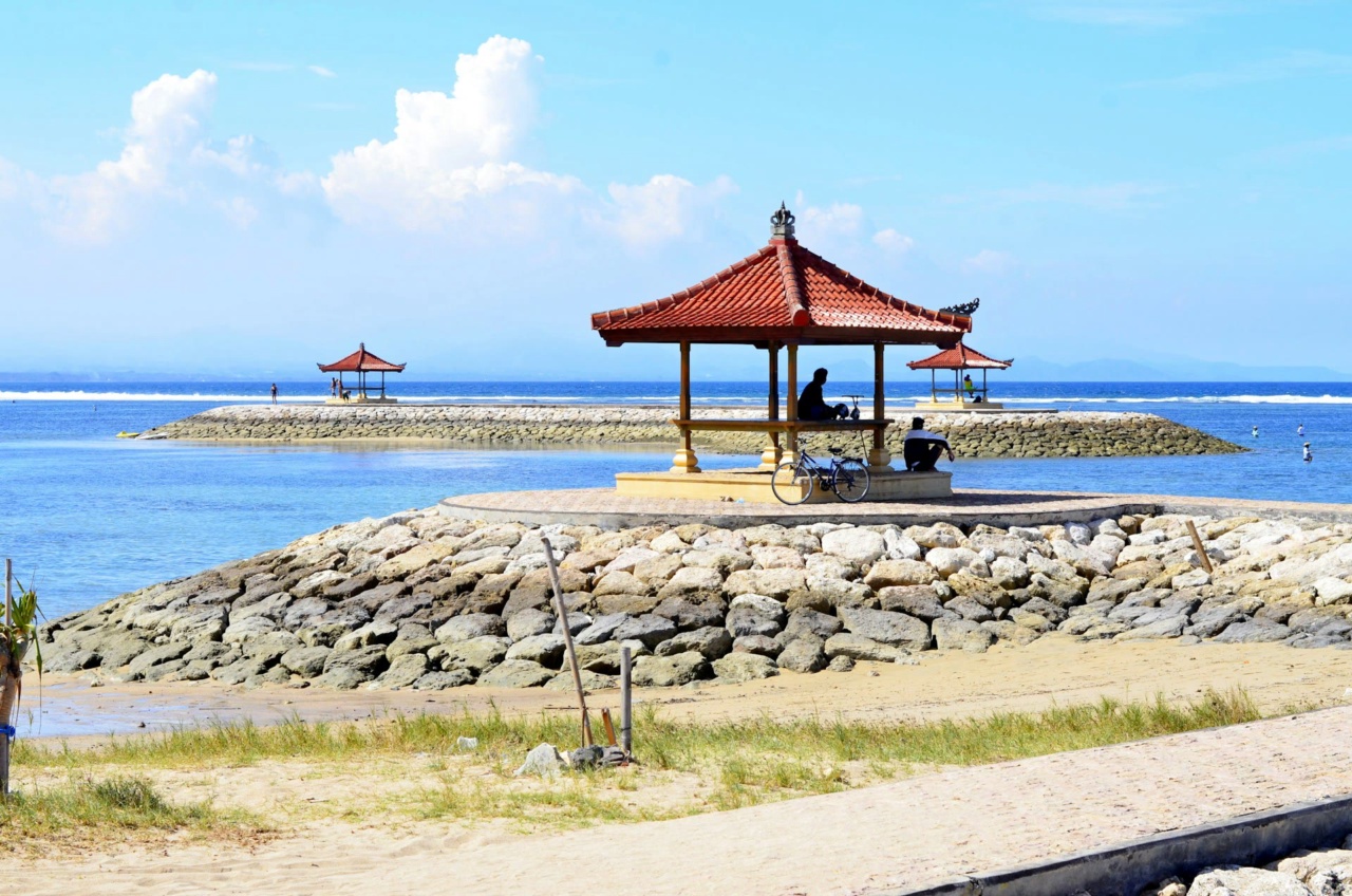 Một chòi nghỉ trên bãi biển Sanur ở Bali