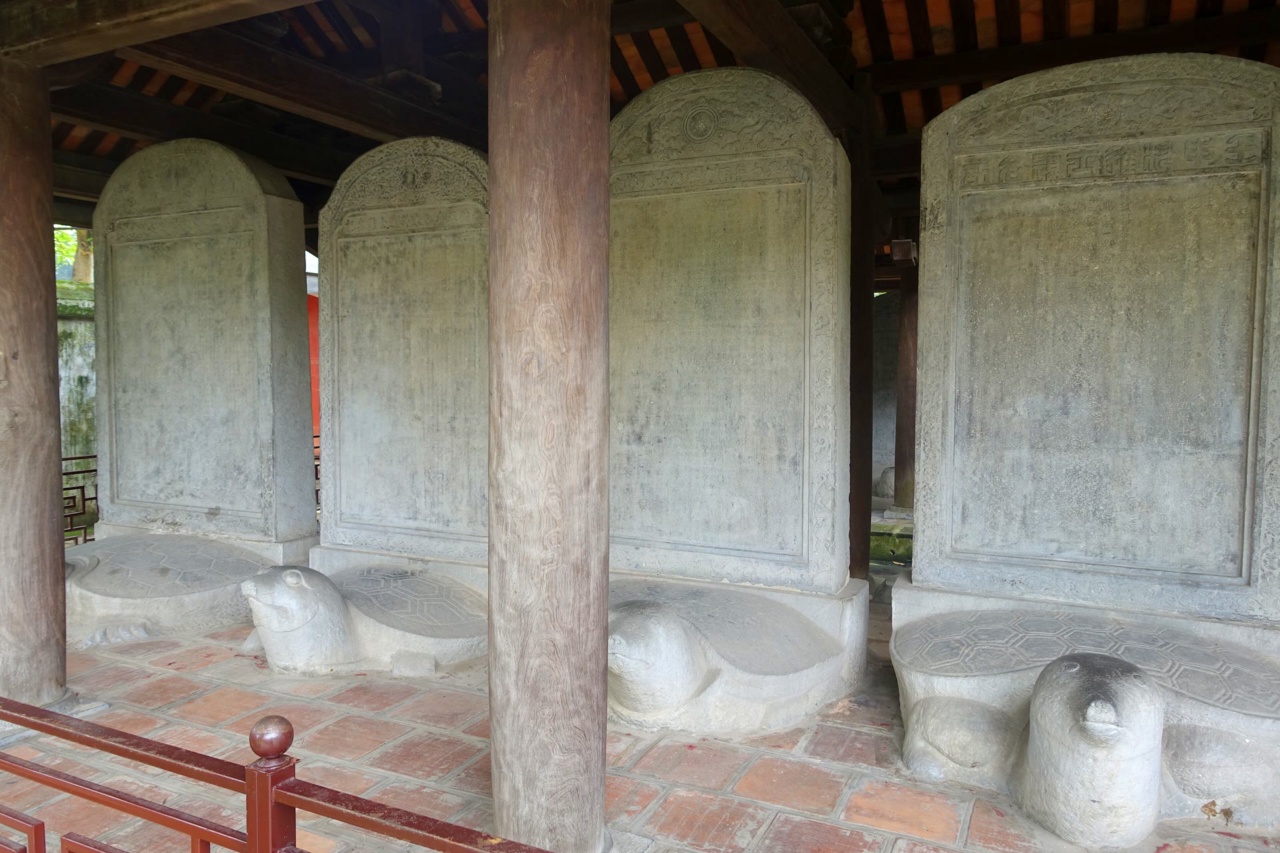 साहित्य मंदिर में पत्थर के कछुओं पर डॉक्टरेट स्टेल्स