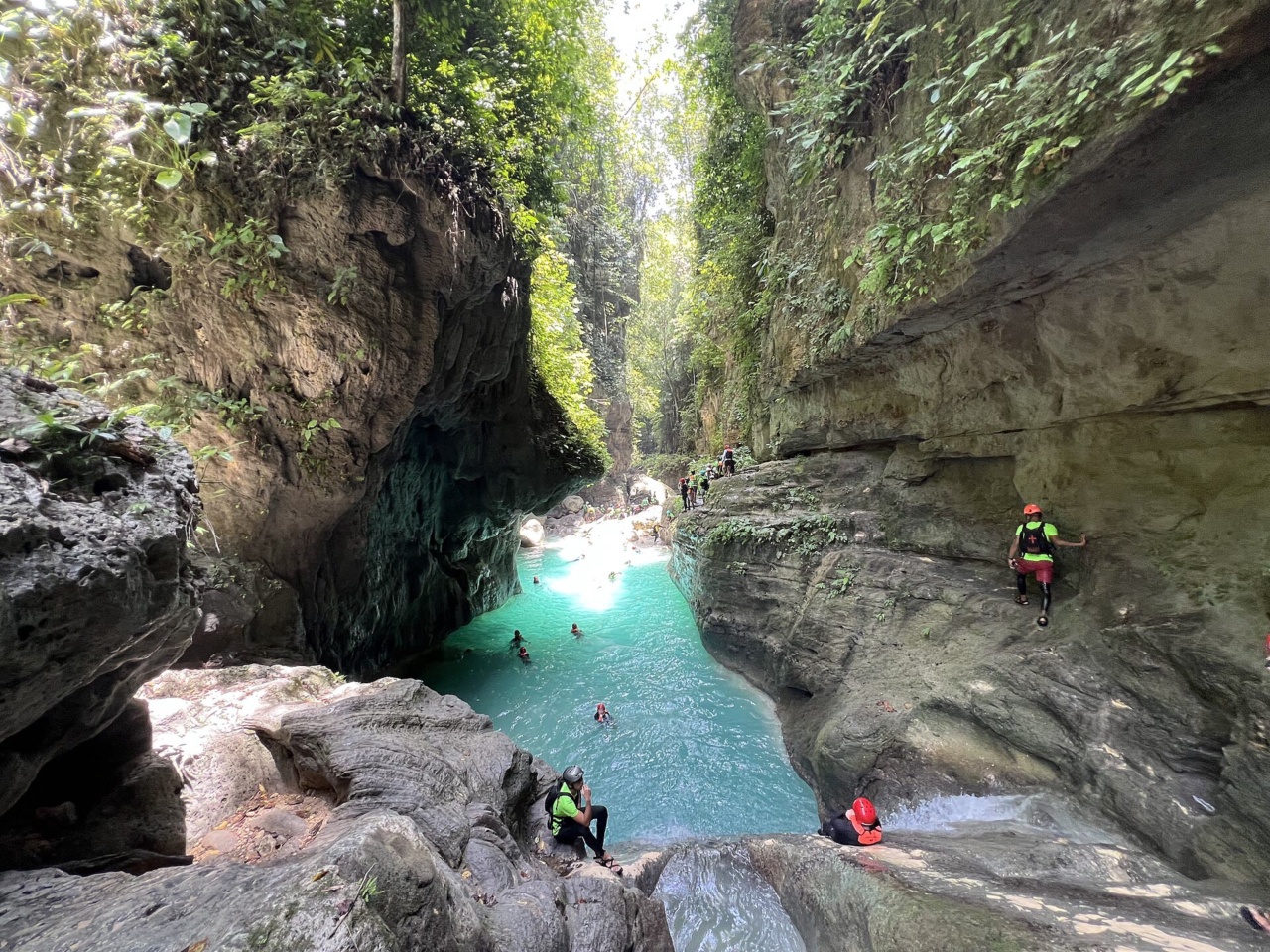 หุบเขาแม่น้ำ Kawasan ใน Badian