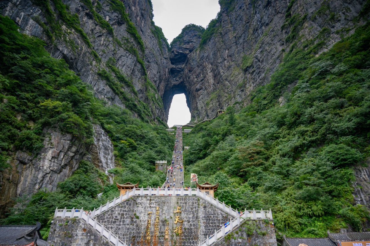 Gua Tianmen, gerbang batu semula jadi di Gunung Tianmen