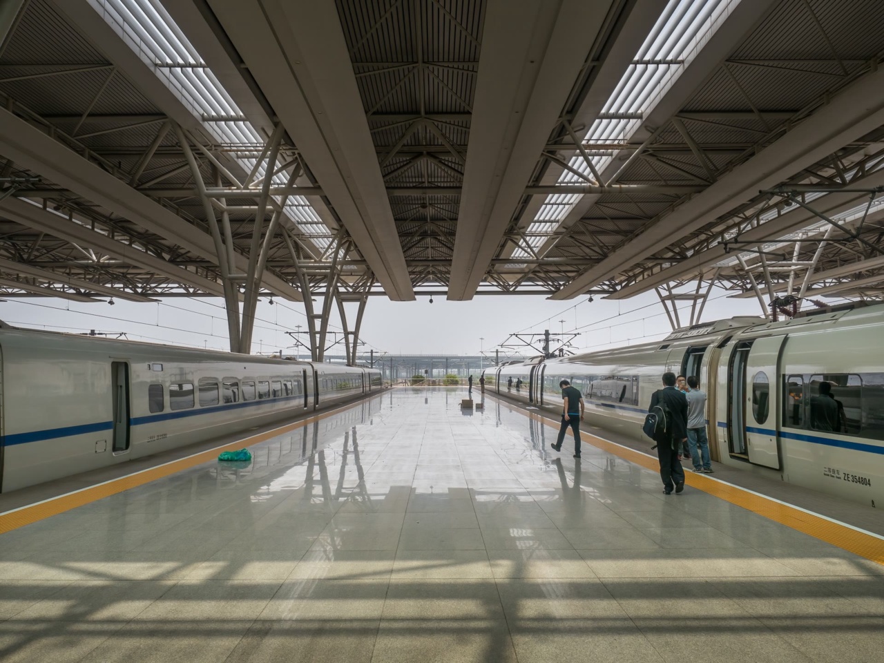上海虹橋站月台上的高鐵列車