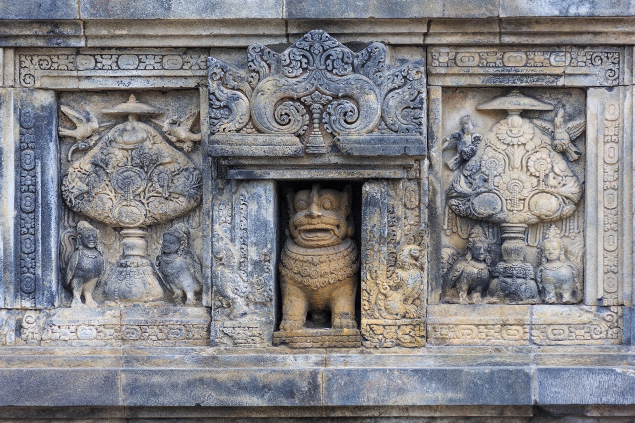 Steinreliefs mit einer Tierfigur in einer Nische an einer Tempelwand in Prambanan