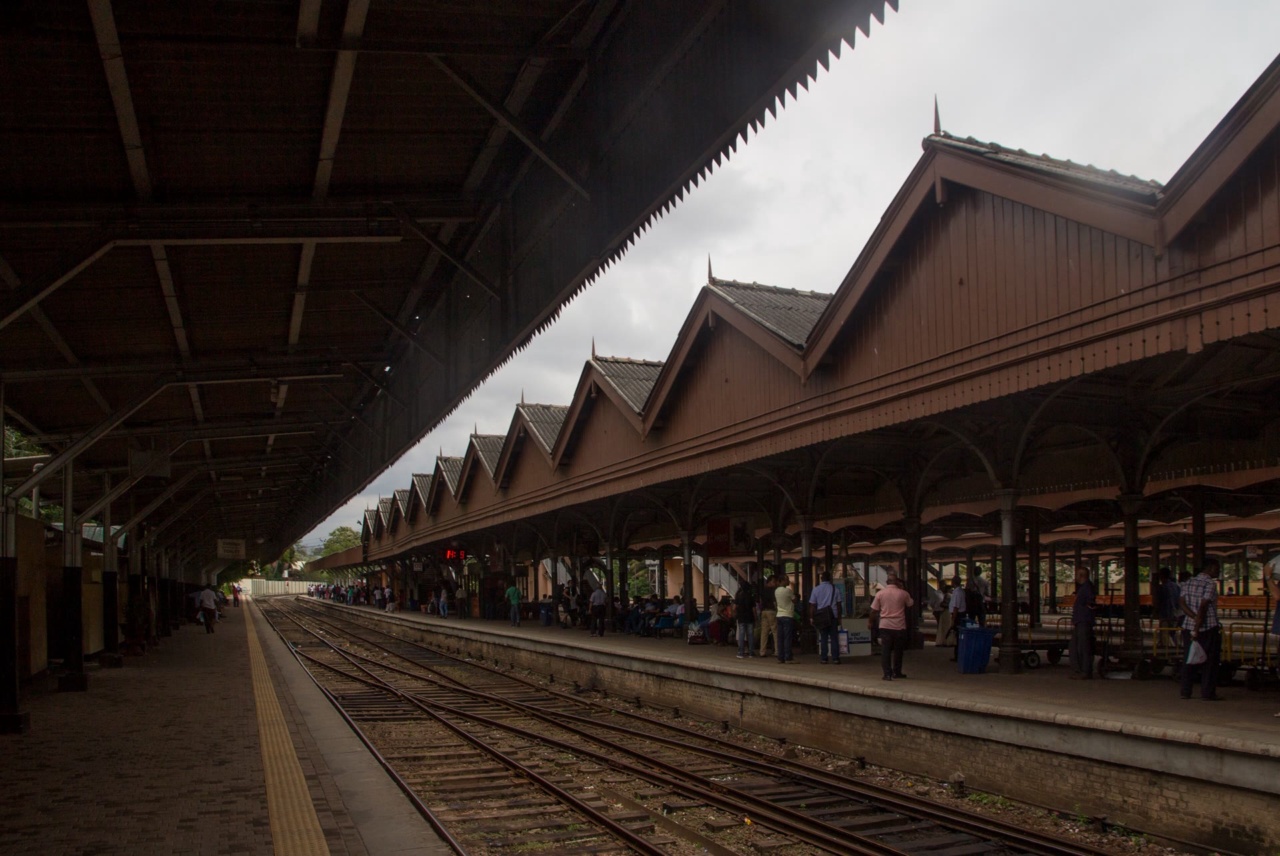 Platforms at Colombo Fort railway station