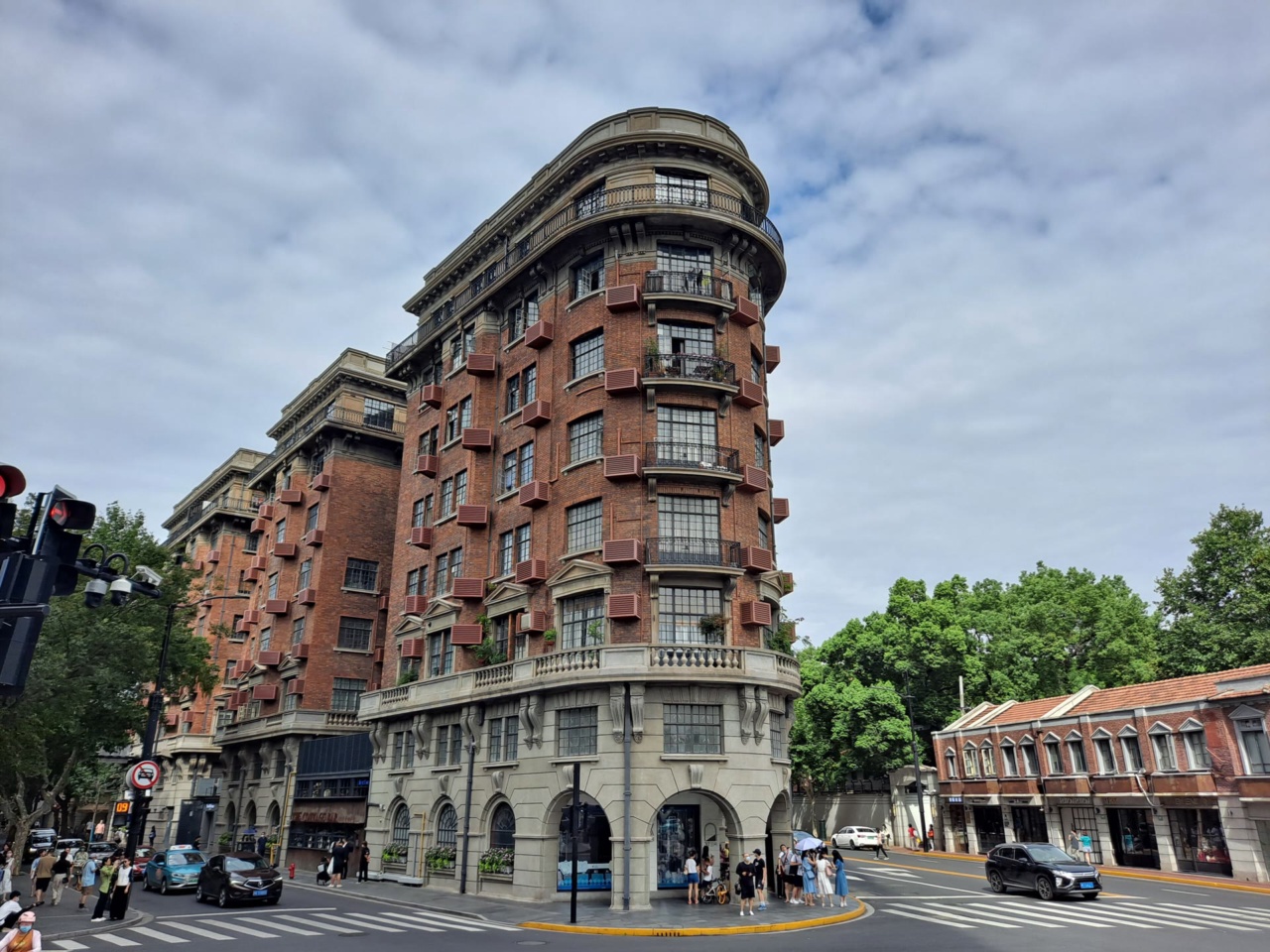 Wukang Building di persimpangan Wukang Road