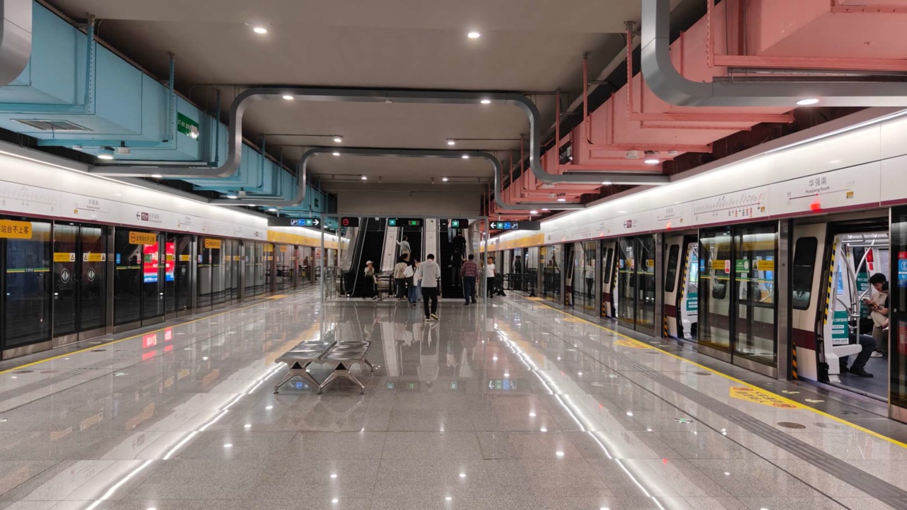 Peron Metro Jalur 11 di Shenzhen