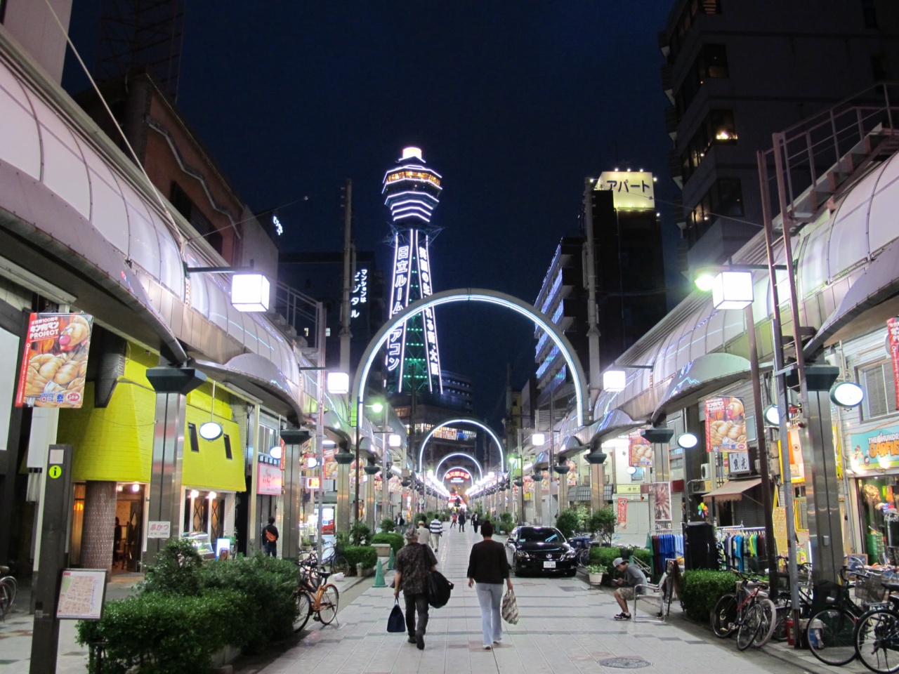 Menara Tsutenkaku pada waktu malam di Shinsekai