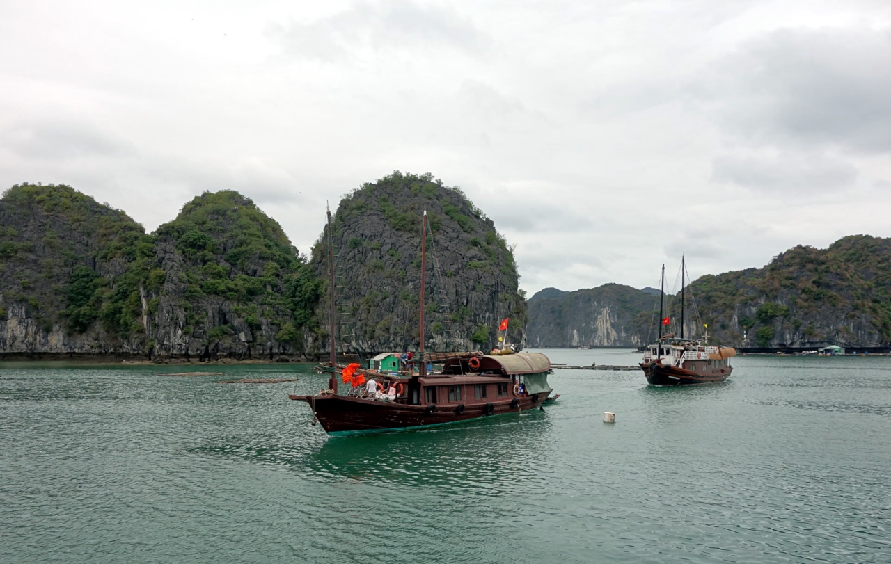 蘭哈灣的石灰岩島嶼與船隻