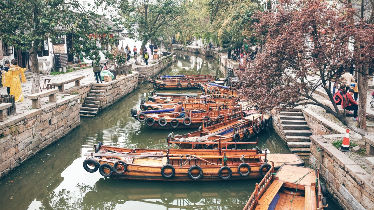 Terusan dengan bot di Pekan Air Tongli