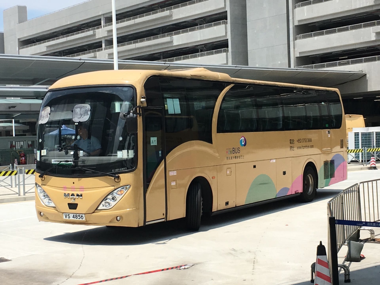 Bus antar-jemput Jembatan Hong Kong-Zhuhai-Makau (HZMB)
